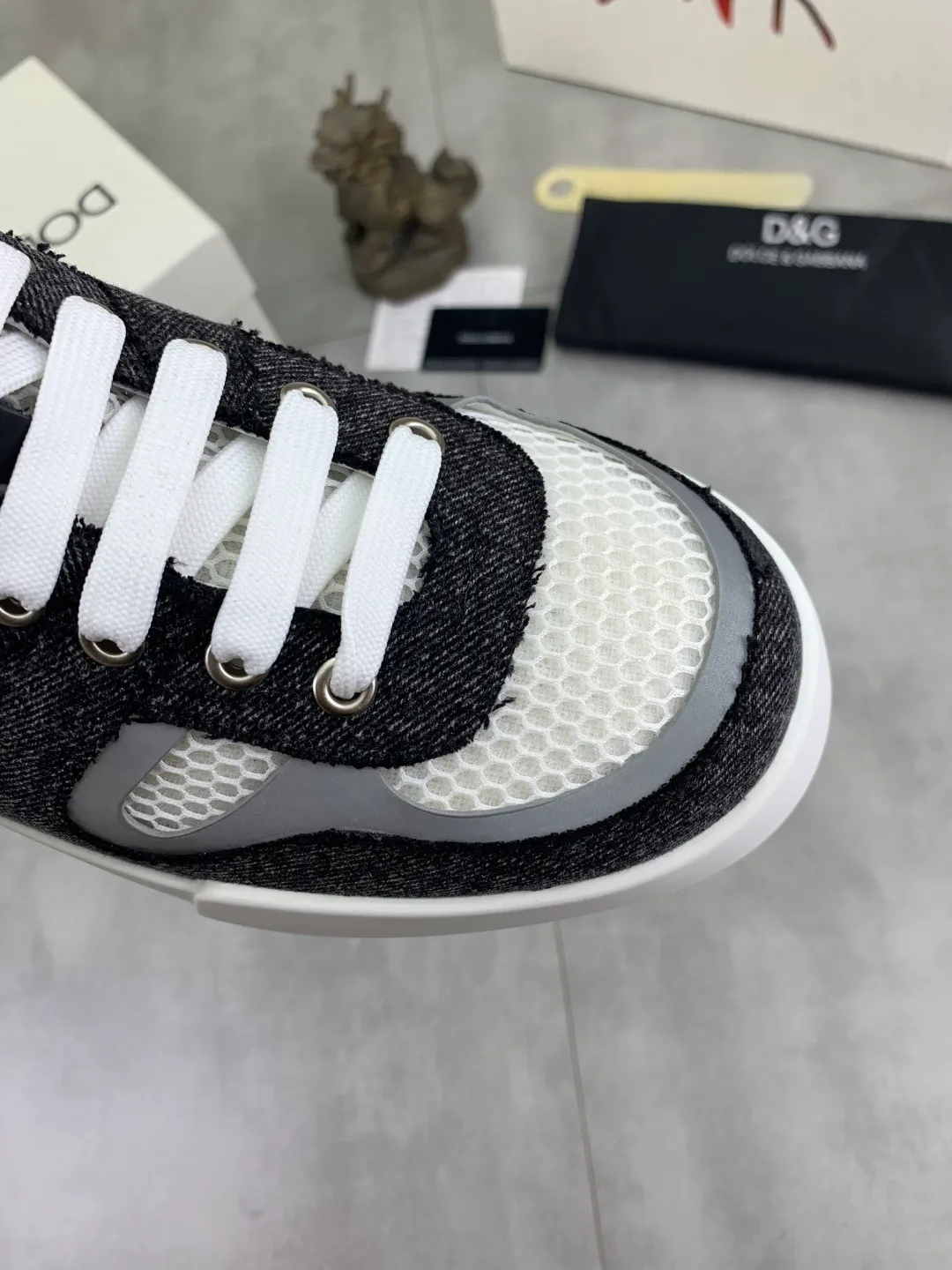 Men's shoes 💰P542💰 [New model] The latest hot style, top original quality, the official website is synchronized with "DOLCE&GABBANA [Dolce & Gabbana] ~ High quality." The effect is low-top casual DG men's shoes, loved by many celebrities, using high-end imported first-layer frosted calfskin with punched logo design + cowhide feet, simple and elegant, perfectly interpreting the latest inspiration for shoes, integrating classics and fashion. Luxurious dream, dominating fashion Suitable for drivers, light and comfortable to drive, light and breathable for outdoor travel, high-end quality, trustworthy, 4️⃣colors🉑️ to choose from! Code number: 38-46